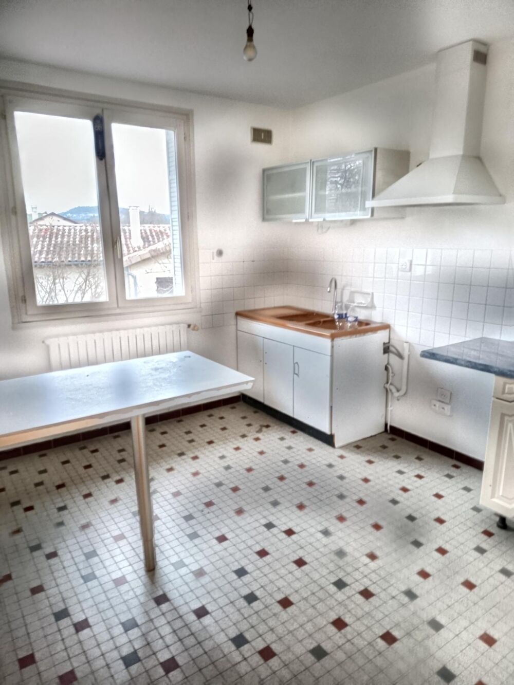 Situé sur la commune de Prissé cet appartement présenté à la location, avec son jardin et ses commodités est idéale pour une fam