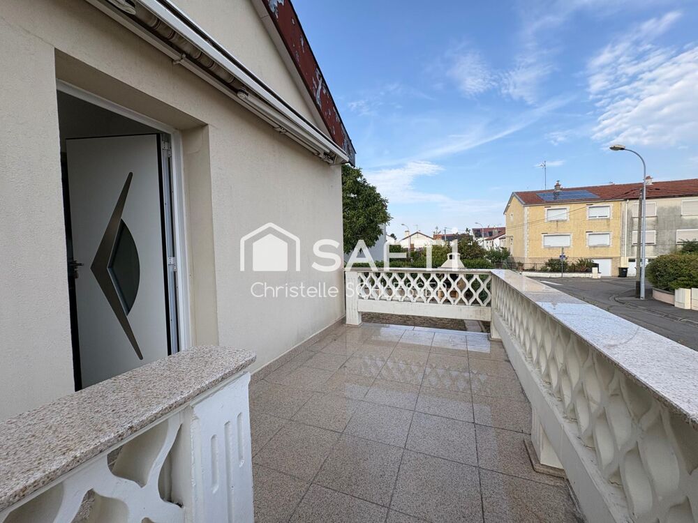 Belle maison mitoyenne avec terrasse et trois chambres et sous-sol