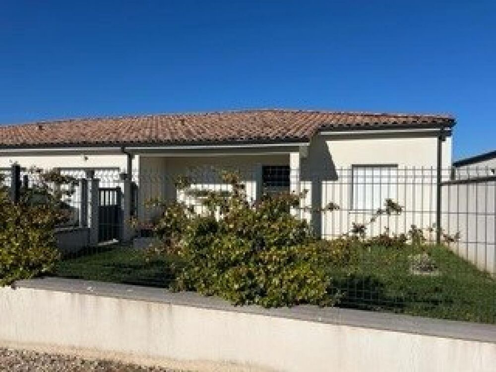 Maison mitoyenne à Casseneuil, au calme,offrant confort, discrétion et cadre privilégié.Une adresse rare pour une qualité de vie