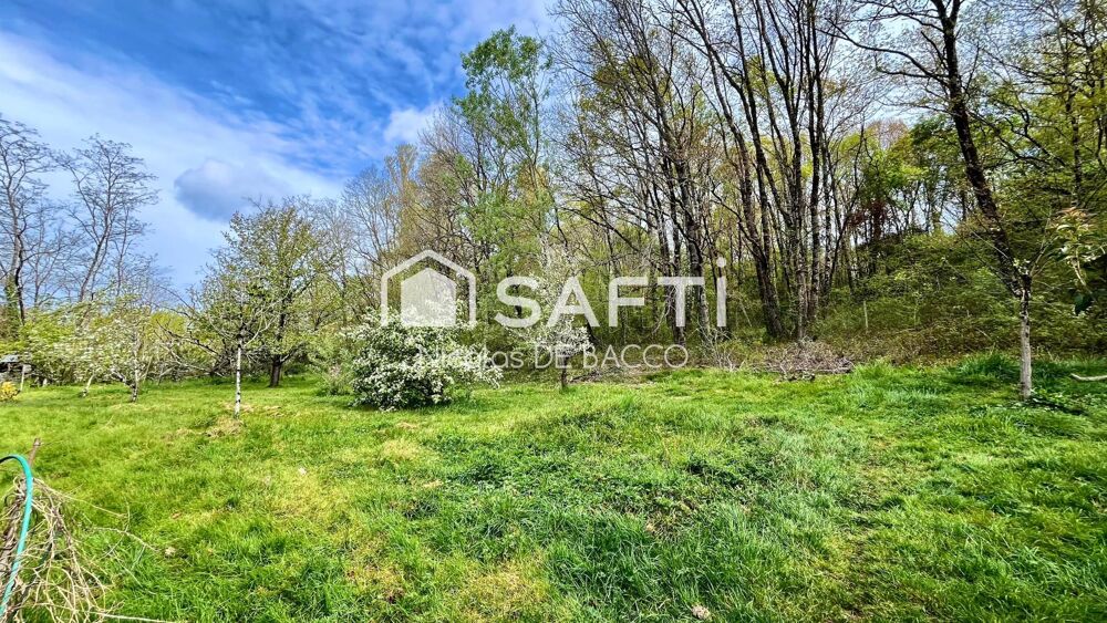 Maison de 161 m2, sur un terrain de 5430 m2 avec terrasse et piscine.