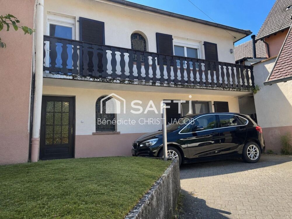 Maison traditionnelle 200 m2, balcon et terrasse, parking extérieur et garages.