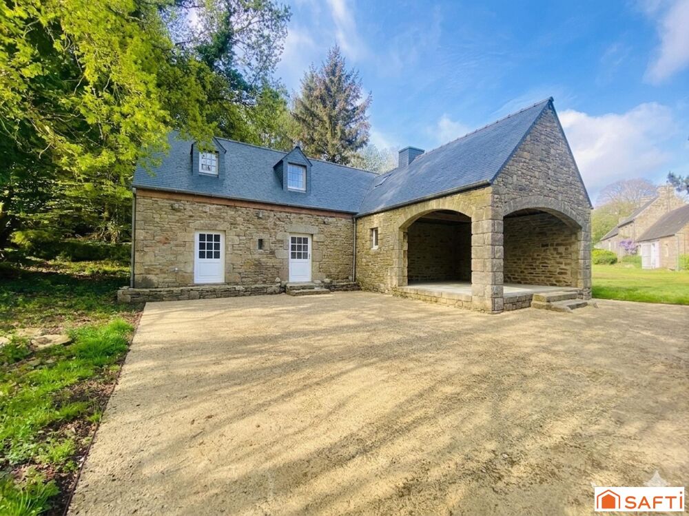 Ensemble trois grandes maisons en pierre au coeur