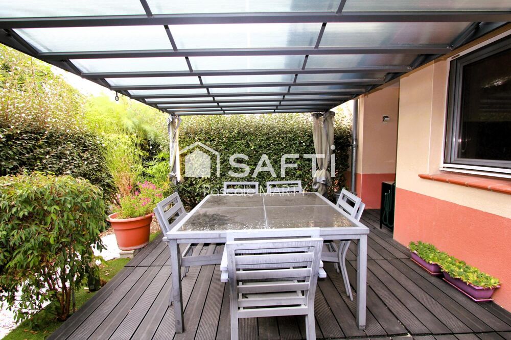 T2 rénové, terrasse, pergola, 2 parkings, piscine.