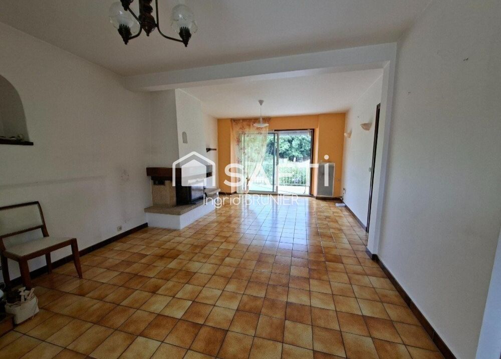 Maison en pierre avec terrain et un garage