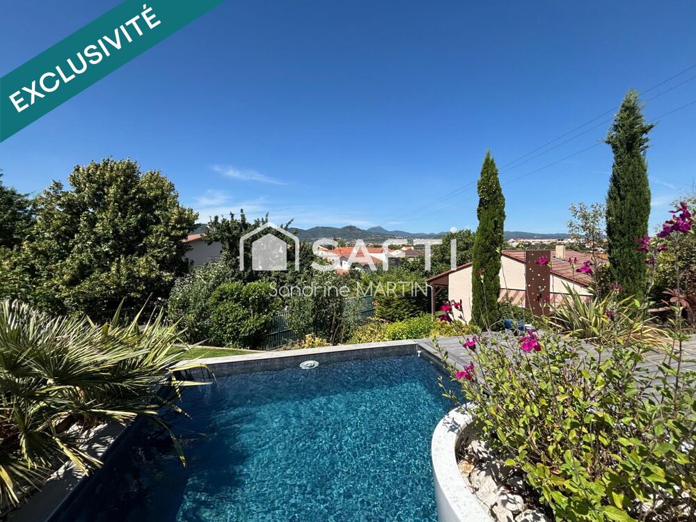 Maison d'architecte T6, 220m2, piscine et 4 stationnements dont 2 garages.