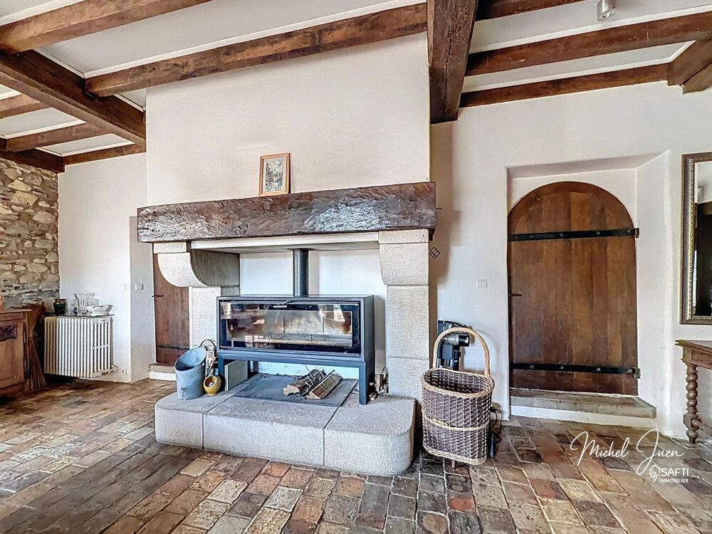Maison de caractère avec beaux volumes, au coeur dun environnement rare