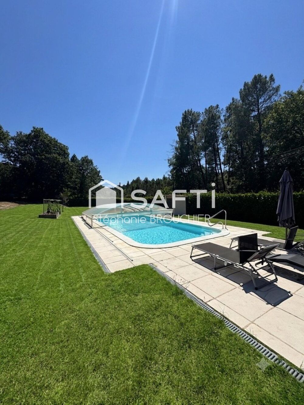 Maison sur un beau terrain avec piscine