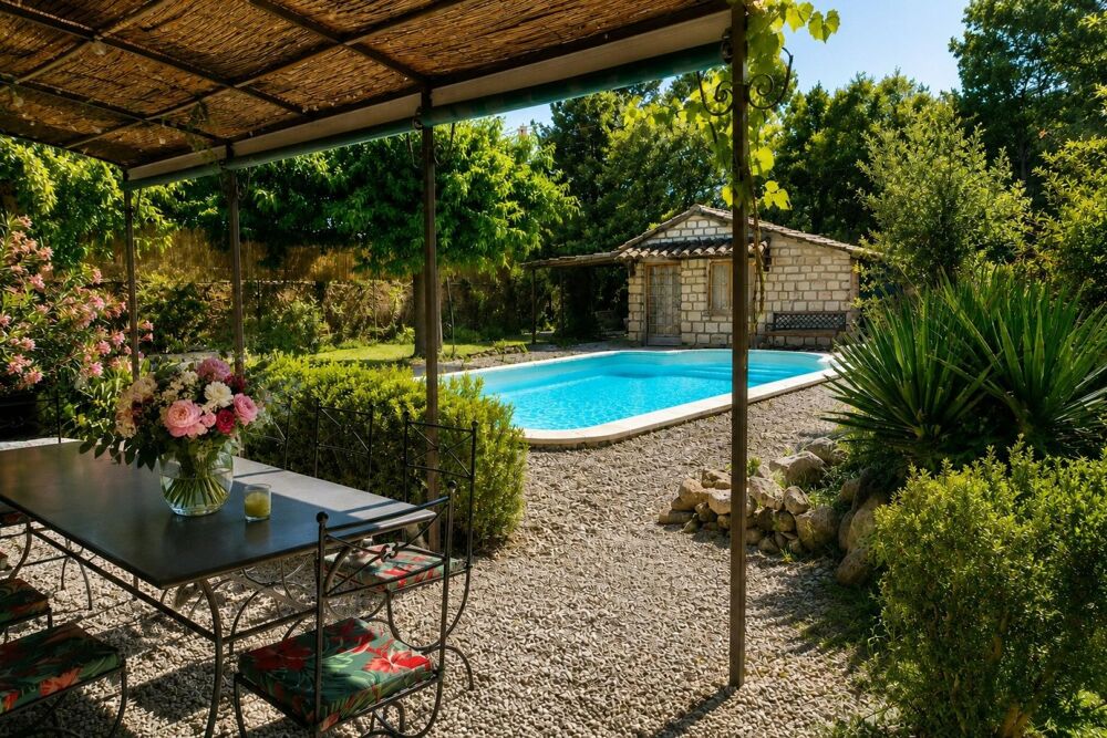 Vente Maison Au pied de Gordes, propriété de caractère composée de 2 maisons en pierre sur 2500 m² de terrain, idéale pour projet familial ou Gordes