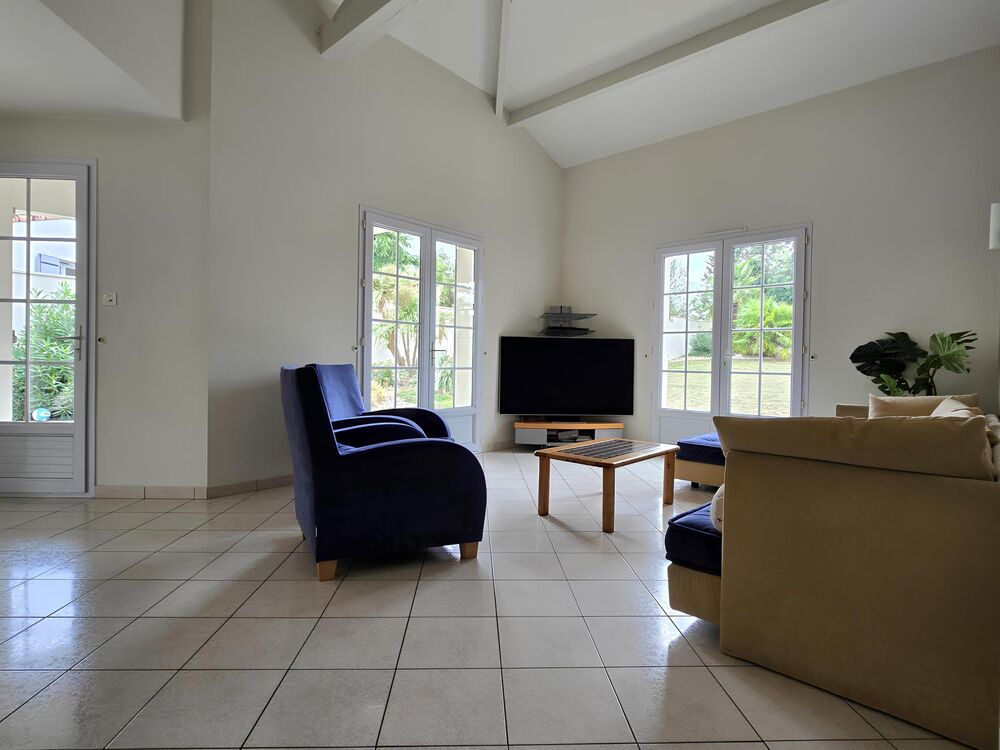 Vente Maison Jolie maison de 141m² avec mezzanine, 3 chambres, garages et studio de 24m² non attenant sur une parcelle de 2592m² Saint-martin-des-noyers