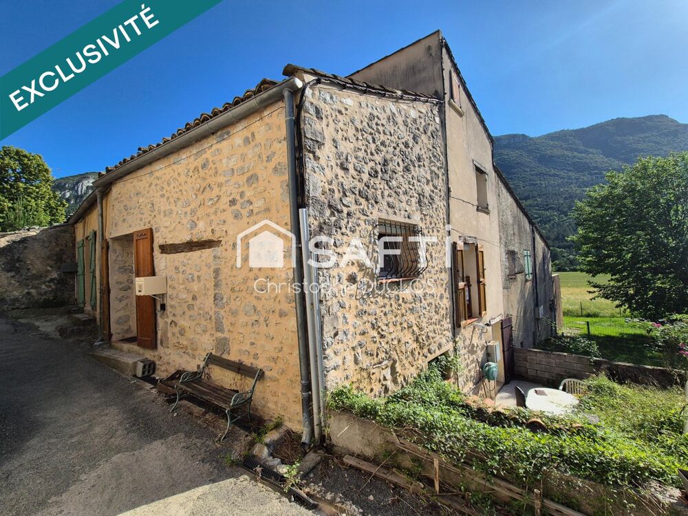 Maison de village avec terrasse et cave.