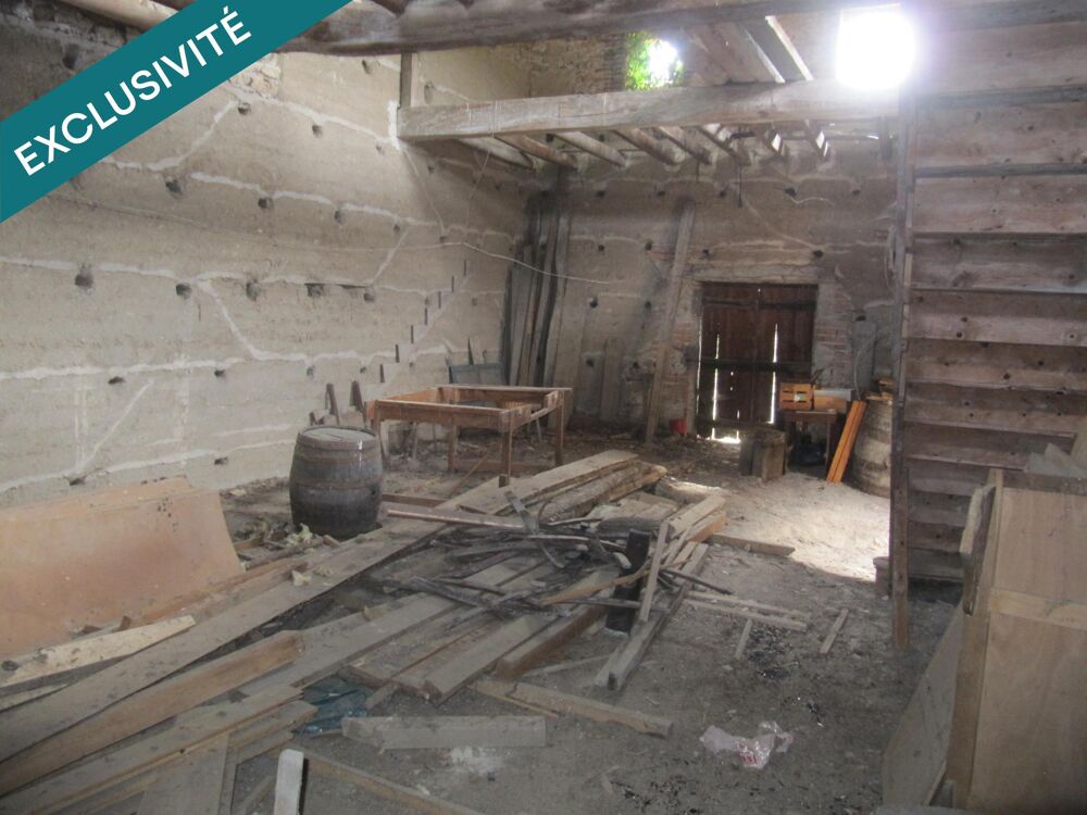 Grange en bon état d'environ 80 m², avec un grand volume vide au premier niveau sur une cave voutée.