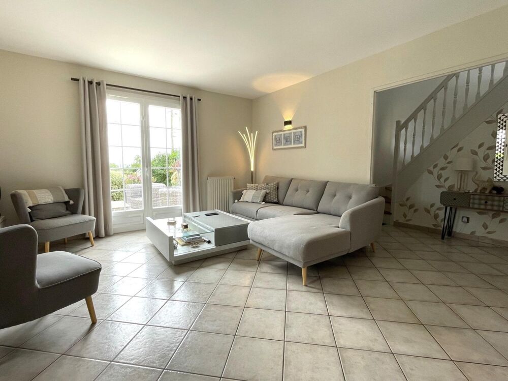 Maison 4 chambres, 128m² sur terrain clos de 1263m² et sous-sol total.