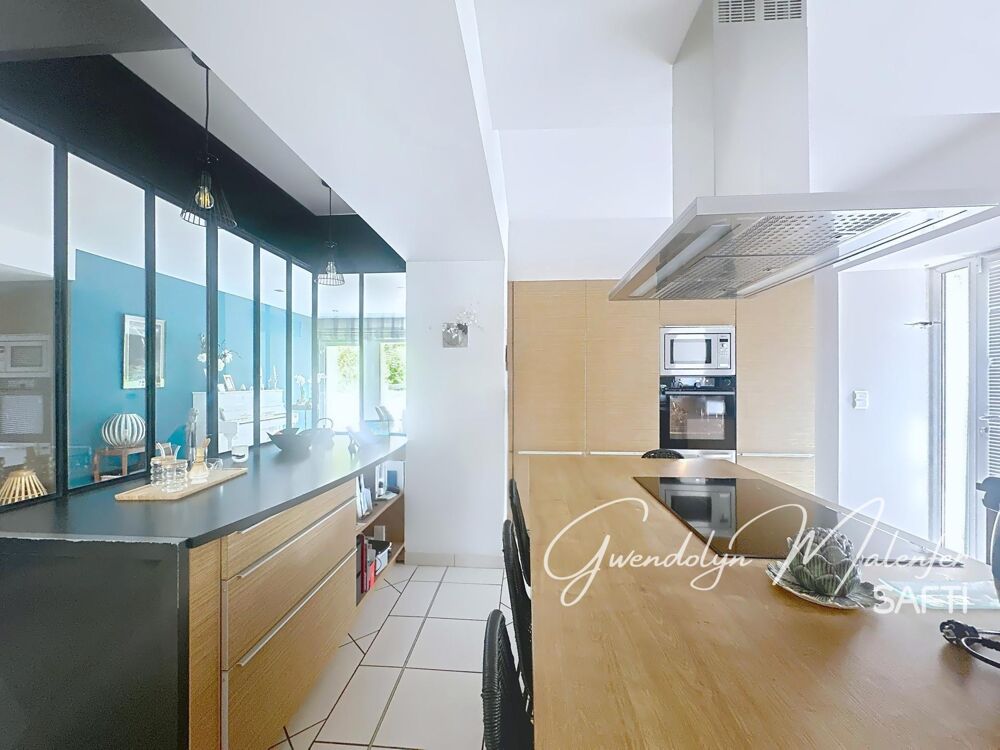 Magnifique maison en pierre avec intérieur contemporain