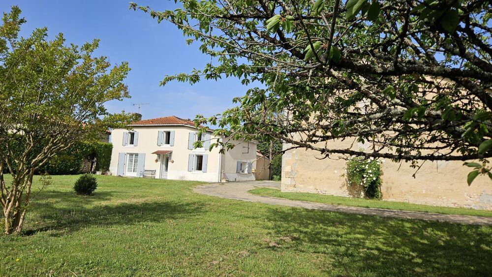 À 10 minutes de Barbezieux, charmant ensemble immobilier aux volumes généreux et au fort potentiel
