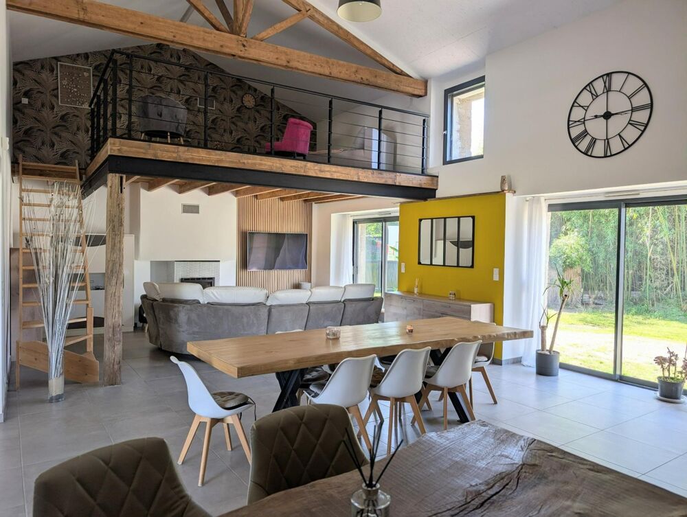 Trés grande maison avec énormes dépendances.