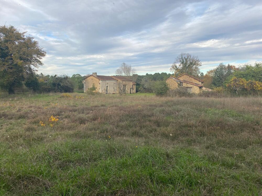 Magnifique terrain constructible avec corps de ferme, très bonne accessibilité, au calme, bordé de forêts.
