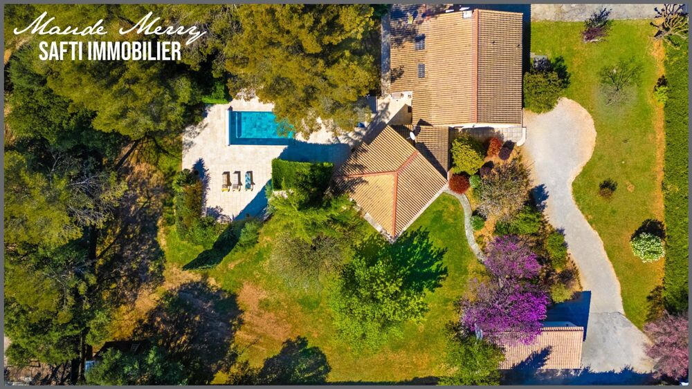 Villa de plain-pied de 195 m 2 habitable - piscine - garage - terrain de plus de 2900 m2 entièrement plat et clôturé - propriété