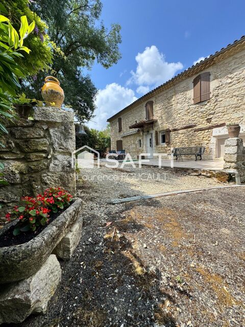   Belle proprit de caractre en pierre avec piscine. Maison - 7 pice(s) - 200 m