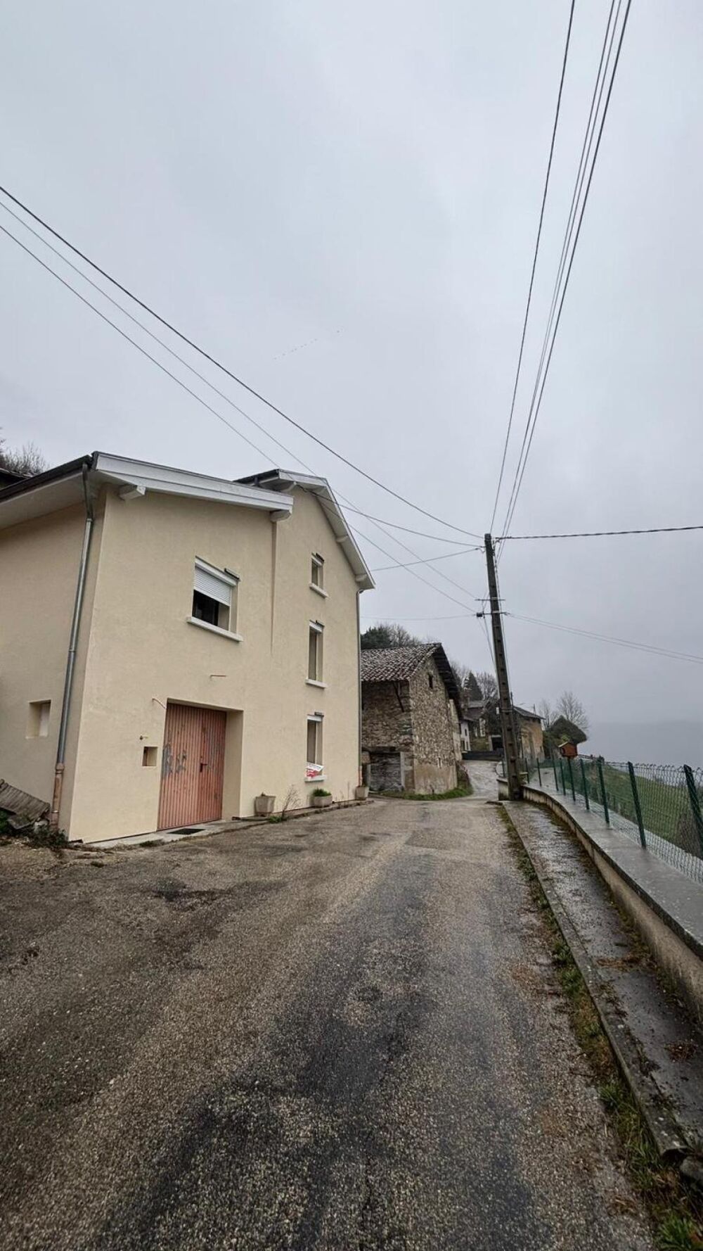 Maison de village sur les hauteurs de Tolvon ( 5 minutes de Voiron) de 120m² avec garage+cave+parcelle 50m²
