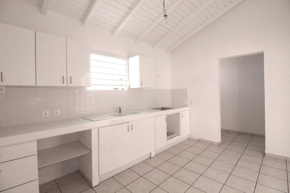 Location Appartement Spacieux T4 proche Lycée commerces transports plage Sainte-anne