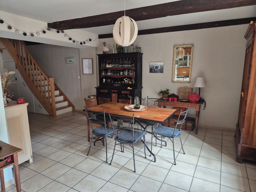 MAISON EN PIERRES AVEC COUR