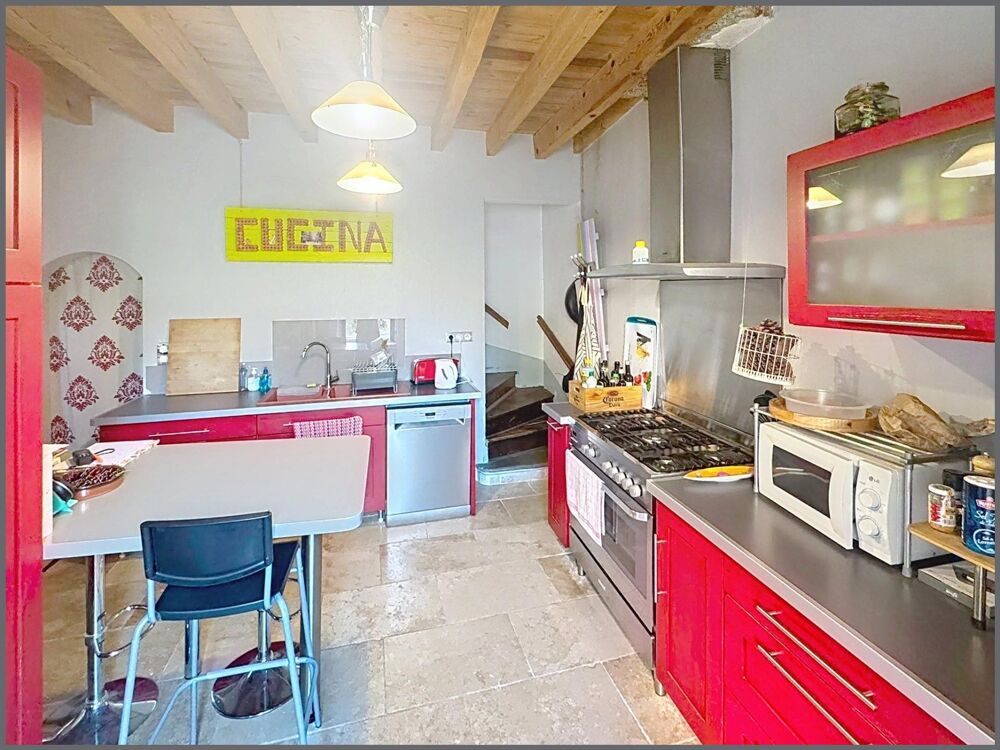 Maison de village avec un grand garage et un terrain de loisirs à 100 m de la maison .