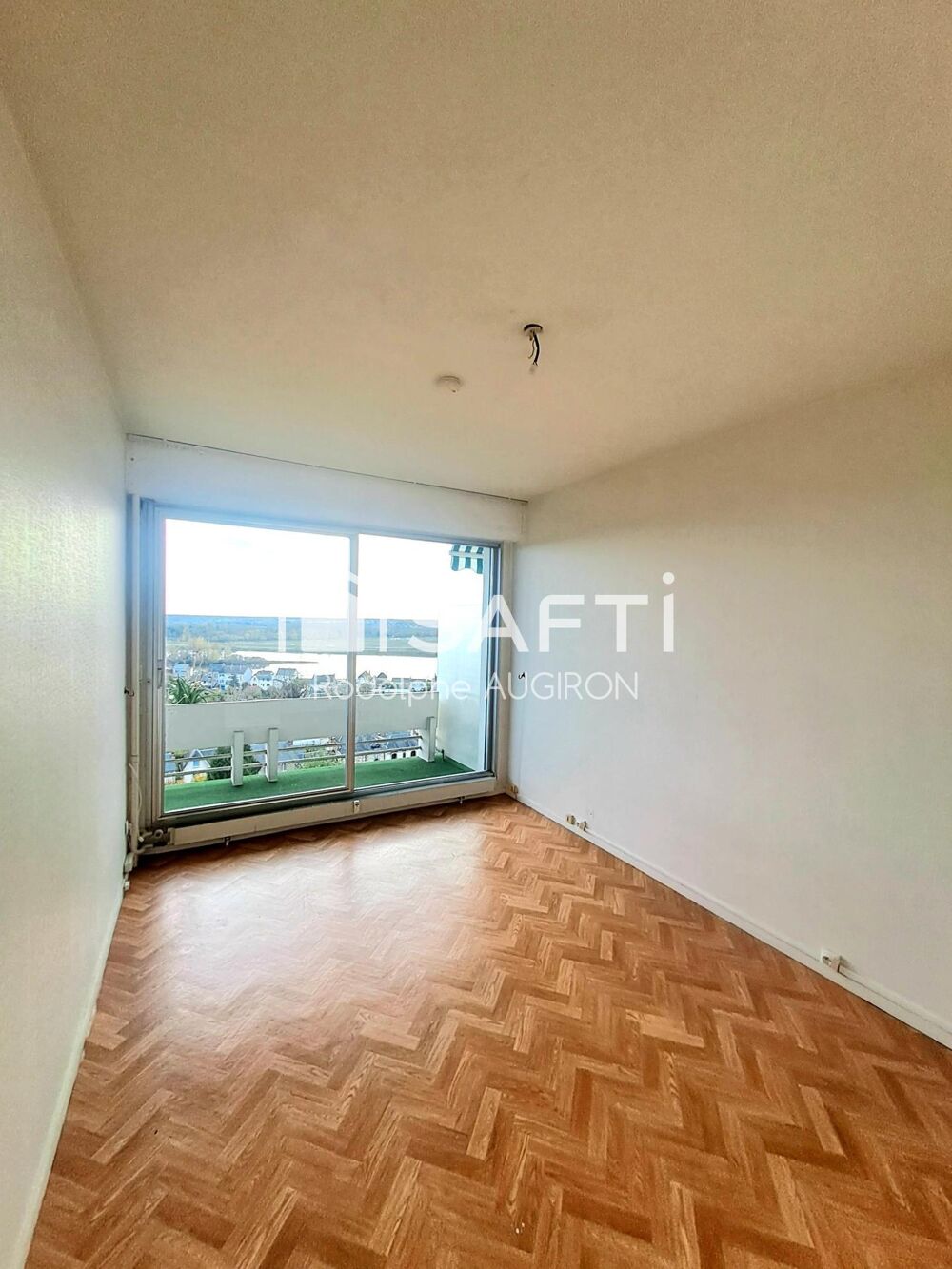Bel appartement , deux chambres,avec vue sur la Loire et grand balcon