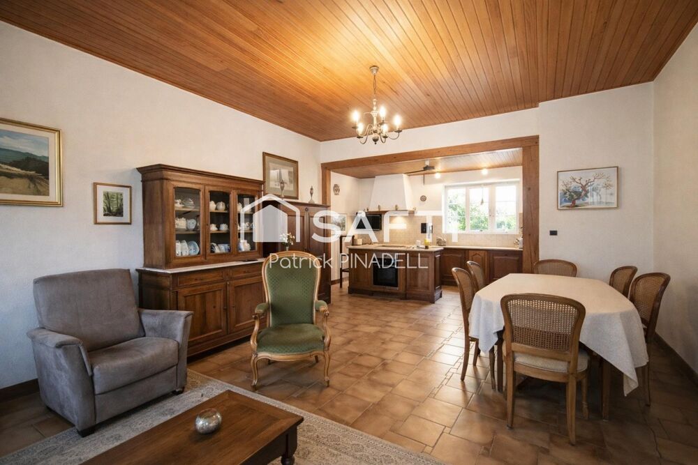 Maison d'habitation T8, disposant de 7 chambres, 2 salles de d'eau et 1 salle de bain et une pièce de vie de 32m²
