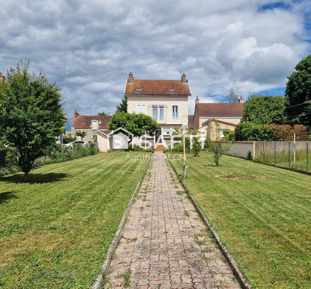 Maison avec deux logements indépendants, dépendances et grands volumes