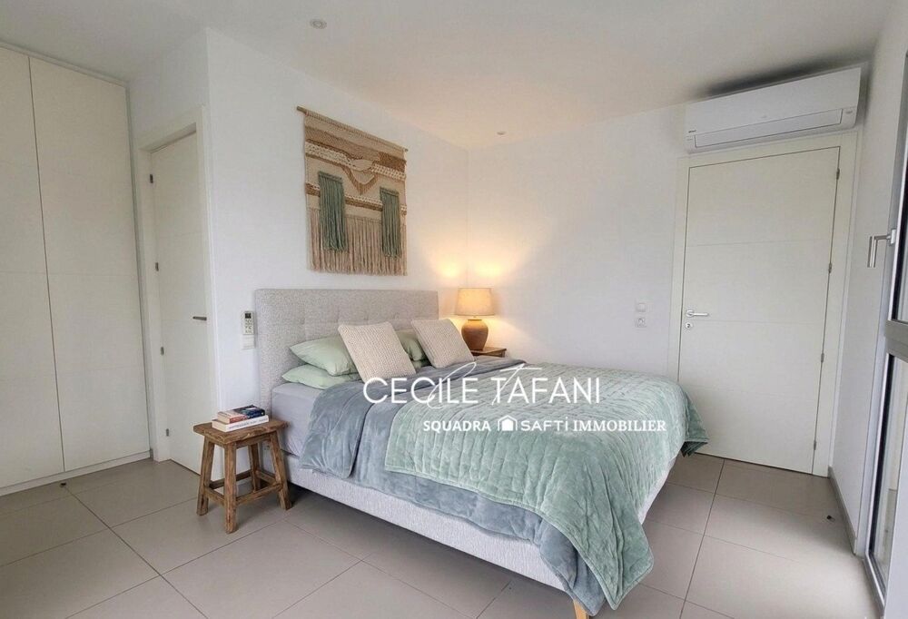 Superbe appartement de 70 m² avec vaste terrasse, vue mer, les pieds dans leau.