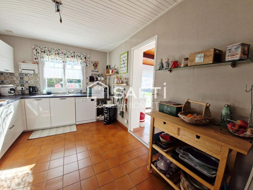 Maison plain pied 3 chambres avec deux garages et piscine