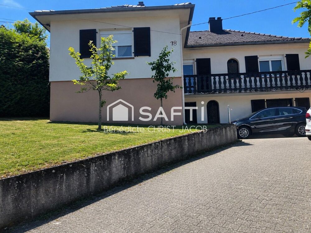 Maison traditionnelle 200 m2, balcon et terrasse, parking extérieur et garages.