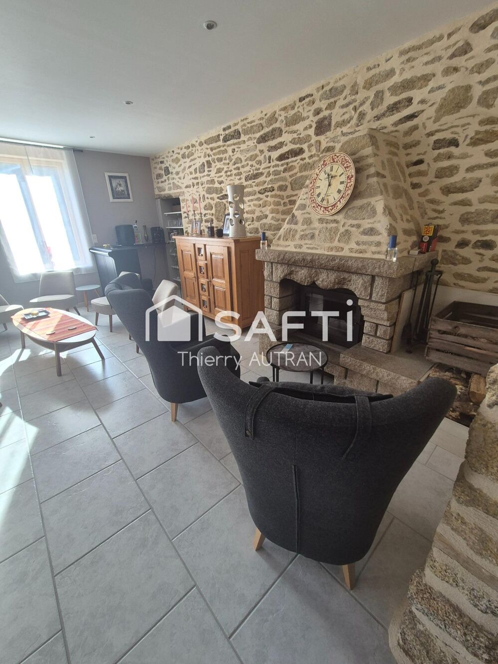 Très belle maison de caractère au sein d'un hameau, habitable sans travaux en résidence secondaire ou principale.