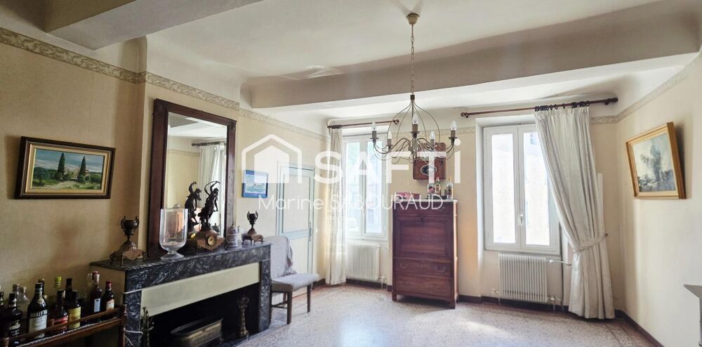Maison de caractère de 192 m² avec local commercial et grand garage  Carcès