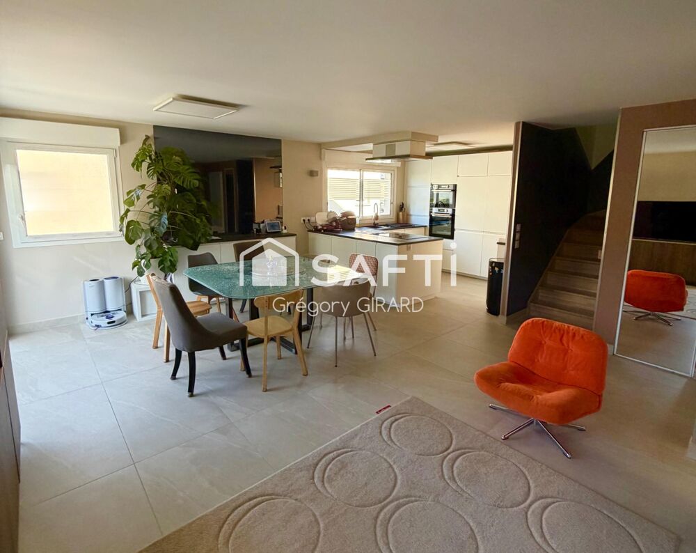 Belle appartement  PIÈCES en duplex avec grande terrasse place de parking couverte et garage fermé.