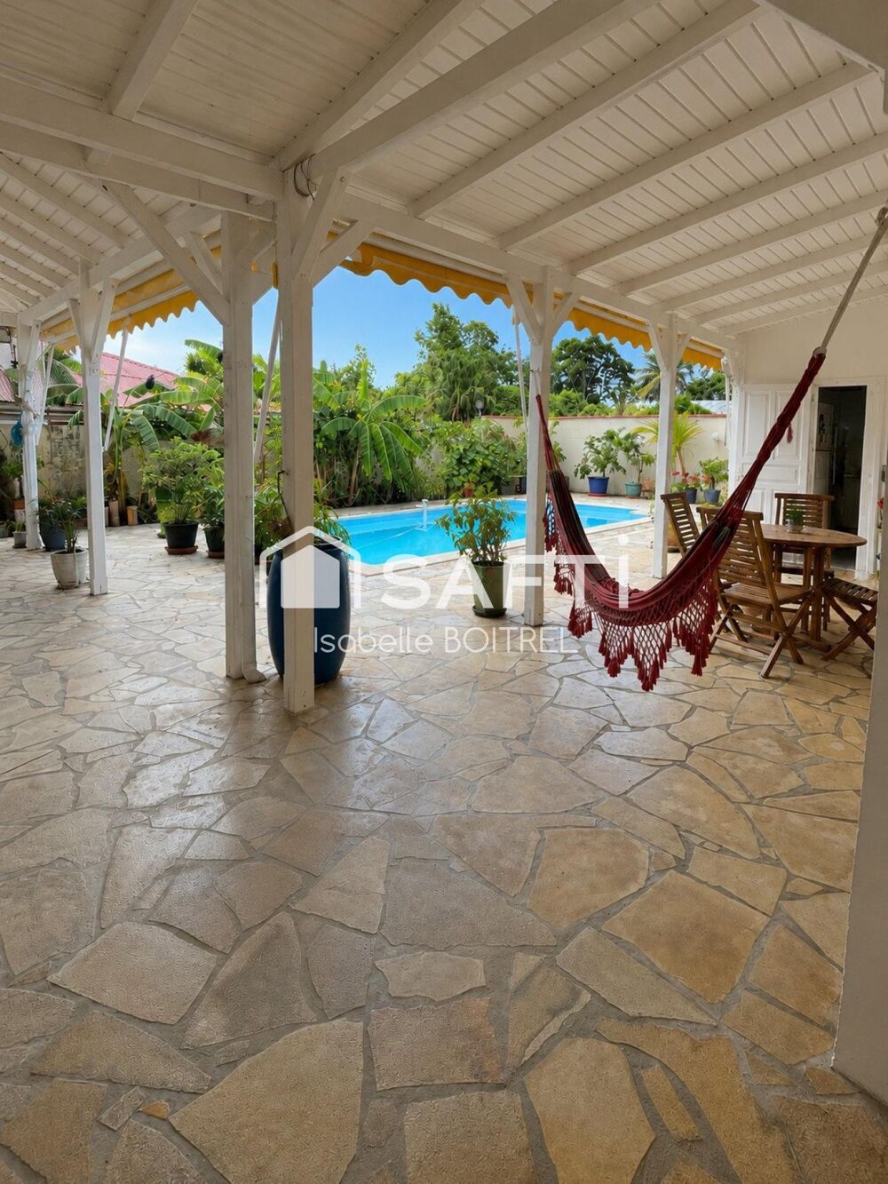VILLA AVEC PISCINE ET GRANDS ESPACES EXTERIEURS.