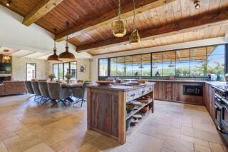 Vente Maison Idéalement située a mi distance entre Saint Tropez et Ramatuelle et a 10 minutes a pied de la plage de pampelonne. Ramatuelle