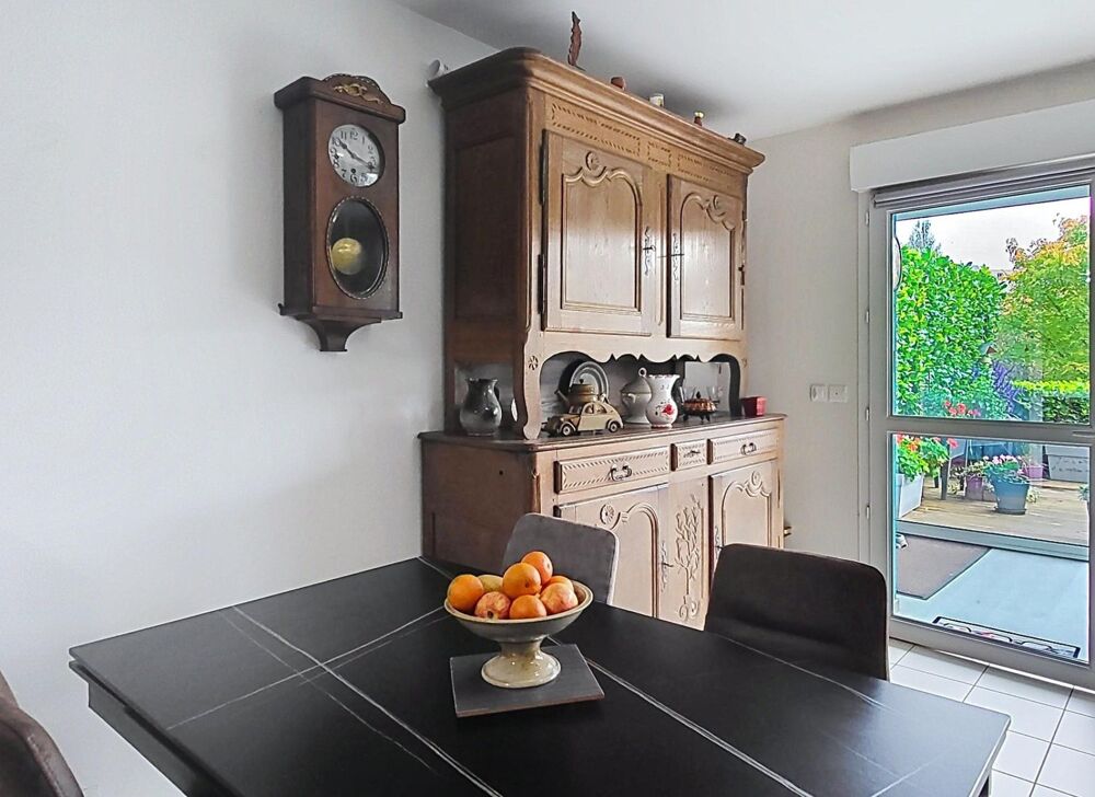 Appartement T2 avec véranda, terrasse, place de parking, carpot et garage à Saint-Ferjeux. Au calme.