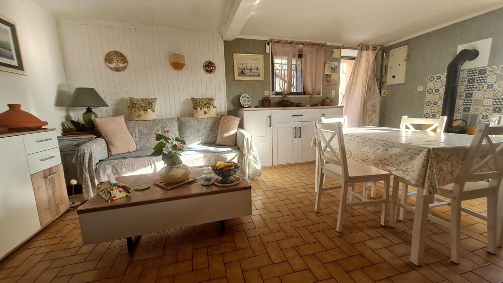 Maison rénovée sur les hauteurs de Decazeville, à moins de 1 km du centre ville. Vendue meublée et décorée