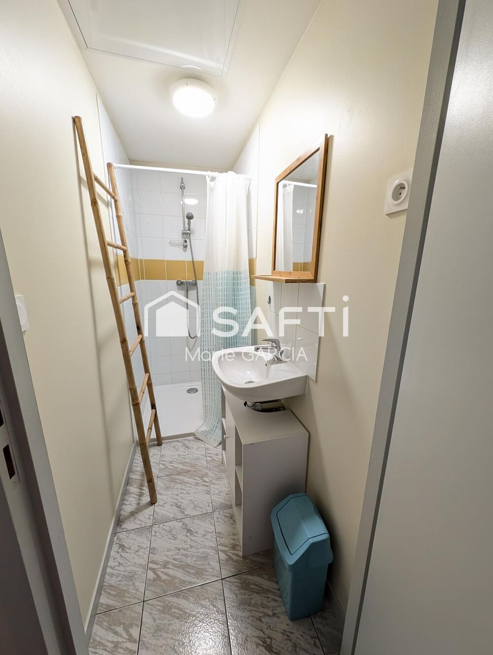 Location Appartement P2 meublé proche CHU - quartier calme - excellent état. Nimes