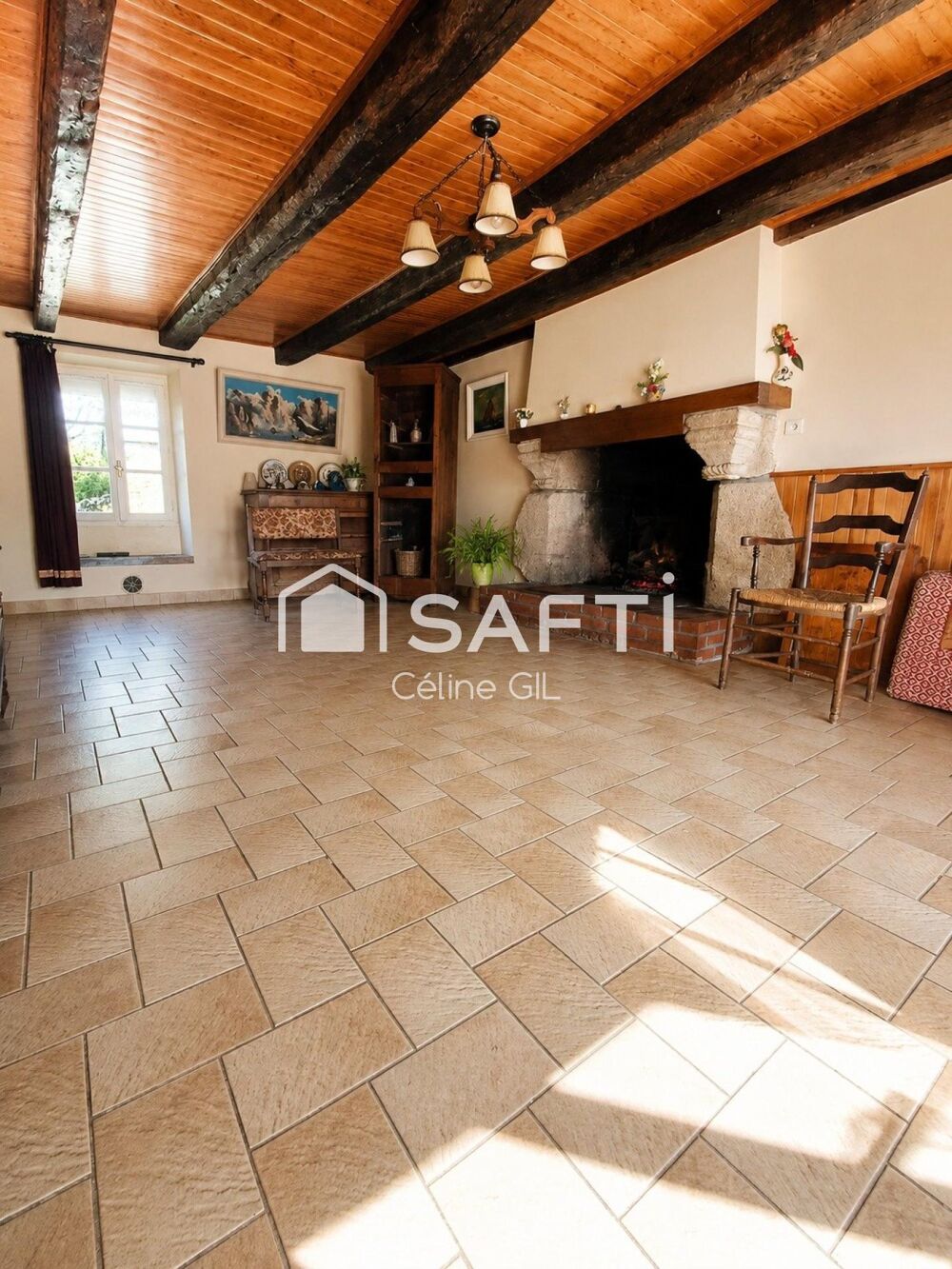 Ancienne ferme en pierres avec nombreuses dépendances sur 5 396 m²