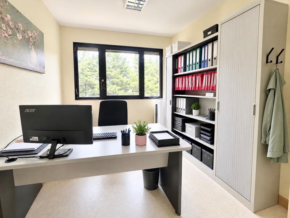   Plateaux de bureaux de 134m2 modulables + 5 places de parking privatives 