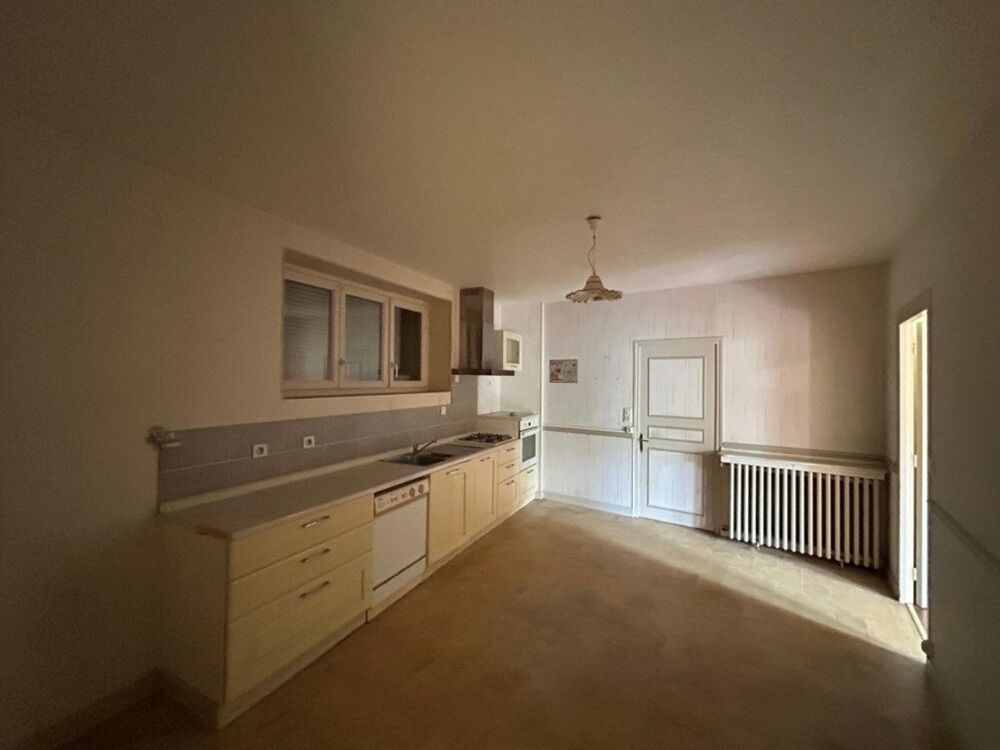 Maison dans village calme avec un beau potentiel d'agrandissement avec ses dépendances