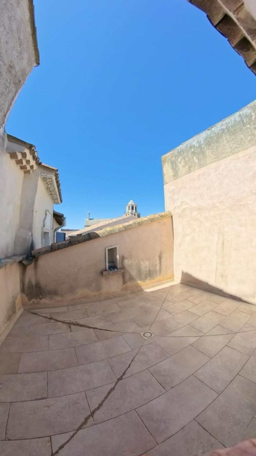 Le Thor, toit-terrasse et garage au coeur du village