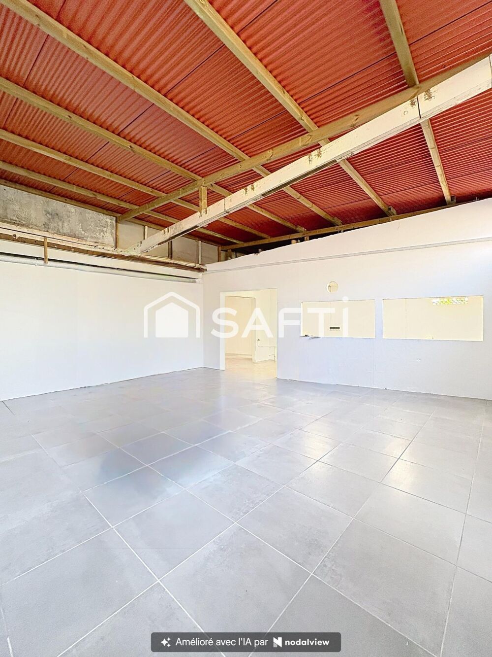   LE LAMENTIN : A LOUER  LOCAL COMMERCIAL D'ENVIRON 135 m²,  UN FORT POTENTIEL POUR VOTRE ACTIVITÉ ! 