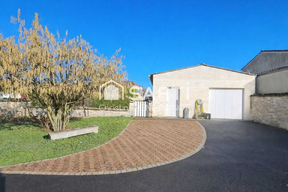 Située à Prahecq, cette maison charmante bénéficie d'un emplacement idéal à proximité des commerces et des écoles, offrant un ca