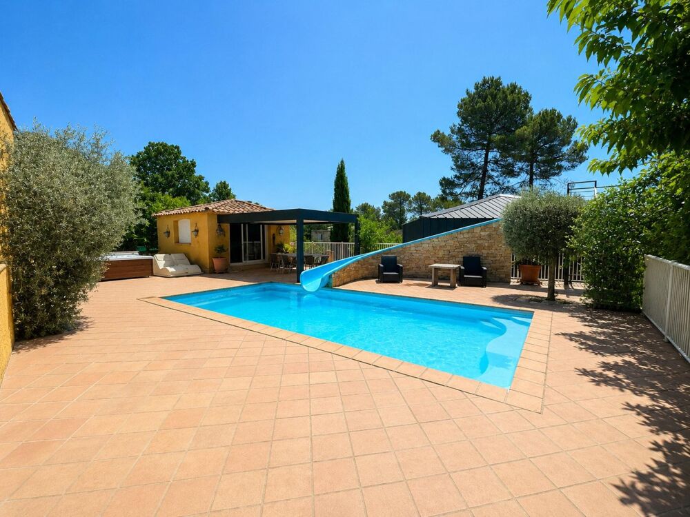Villa T5 traditionnelle de 165 m² avec piscine et grand garage.
