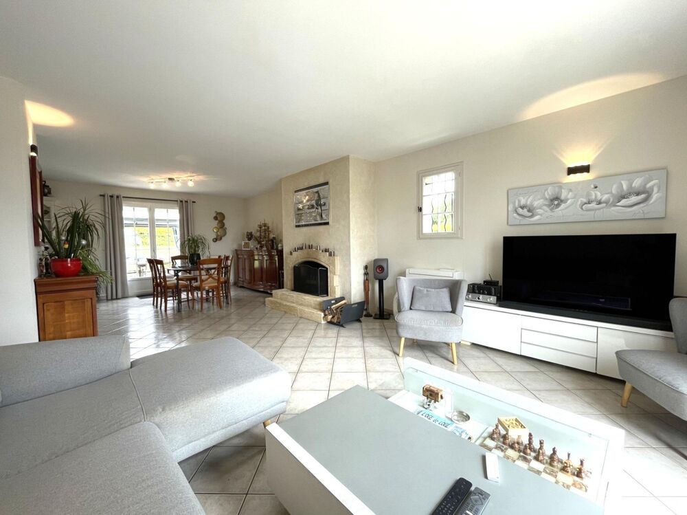 Maison 4 chambres, 128m² sur terrain clos de 1263m² et sous-sol total.