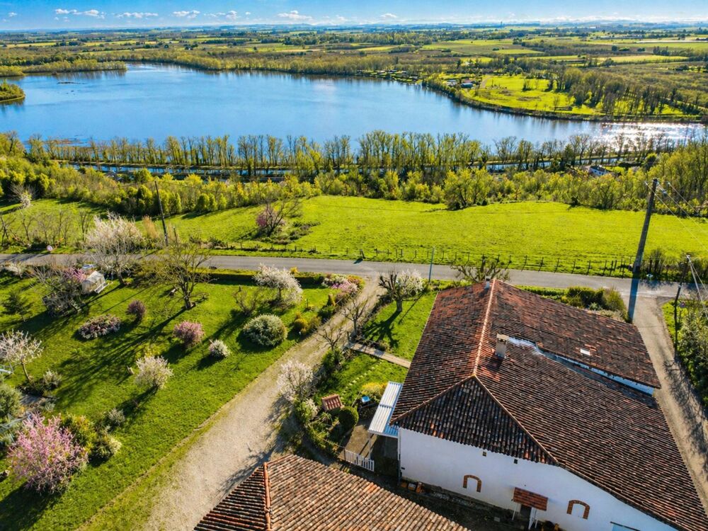 Maison rénovée avec studio indépendant, grand hangar et vue dominante