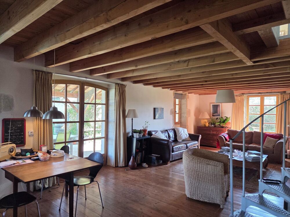 ancien corps de ferme en grande partie rénové, une grande pièce de vie de 60m² environ, d'une suite parentale, d'une salle d'eau